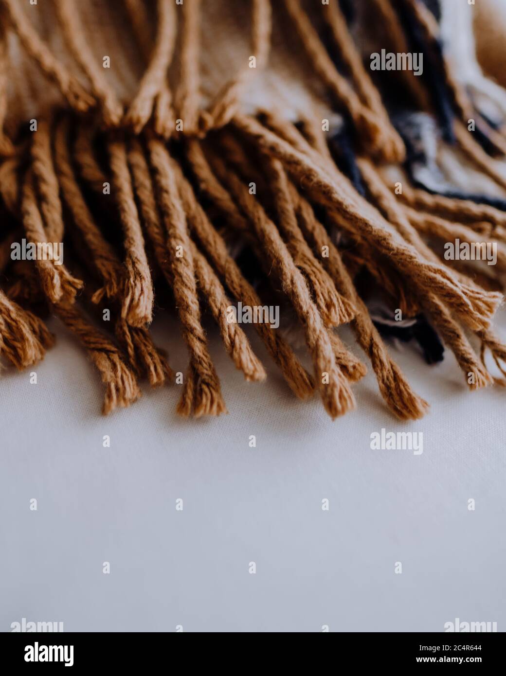 Gestapeltes Strickplausch mit Fransen. Stockfoto