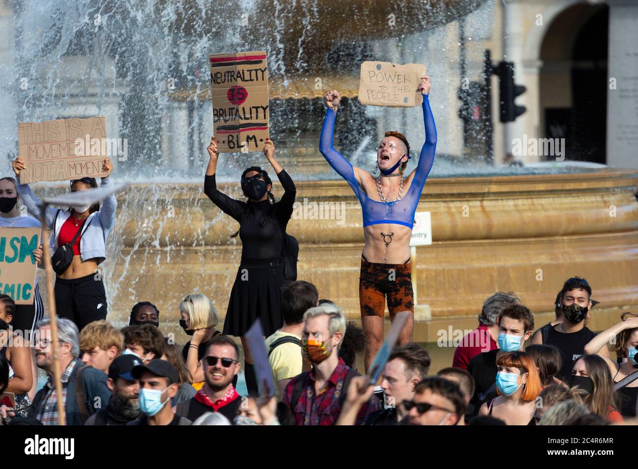 Demonstranten halten während einer Demonstration der Black Lives Matter Schilder neben einem Brunnen, Trafalgar Square, London, 20. Juni 2020 Stockfoto