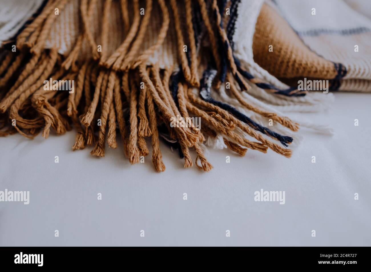 Gestapeltes Strickplausch mit Fransen. Stockfoto