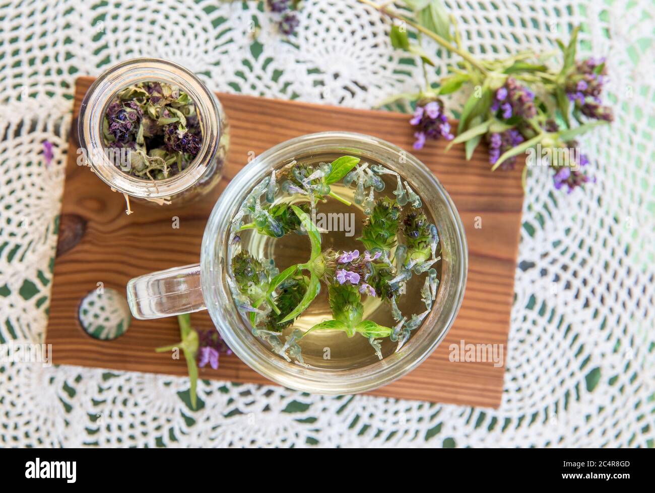 Prunella vulgaris (bekannt als gemeinsame Selbstheilung, Heilung-alle, Wundkraut, Herz-der-Erde, Zimmermannskraut, Braunwürz und blaue Locken Kräutertee. Stockfoto
