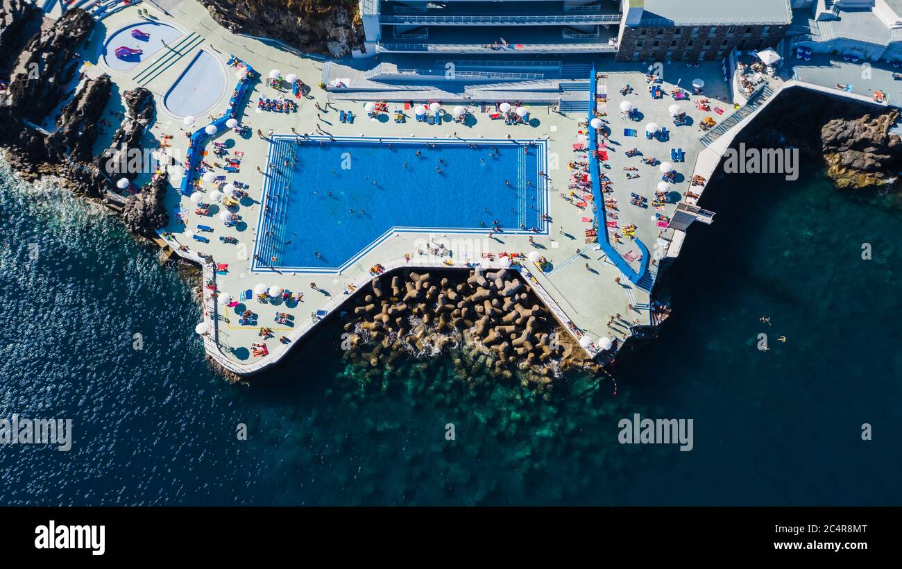 Luftaufnahme der öffentlichen Schwimmbäder am Lido auf Madeira, Portugal. Stockfoto