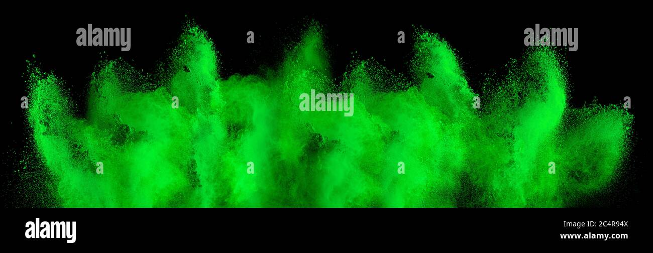 Brigh grün holi Farbe Pulverexplosion isoliert auf dunkelschwarzem Hintergrund. Industrie schöne Party Festival Konzept Stockfoto