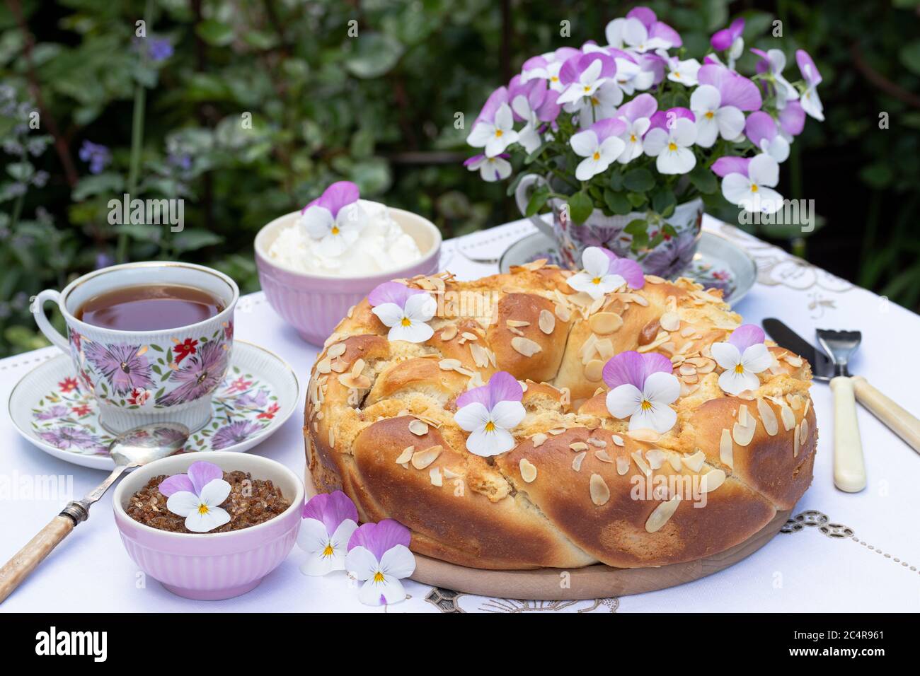 Tischdekoration mit savarin, Vintage Porzellan und Bouquet von Viola Blumen Stockfoto