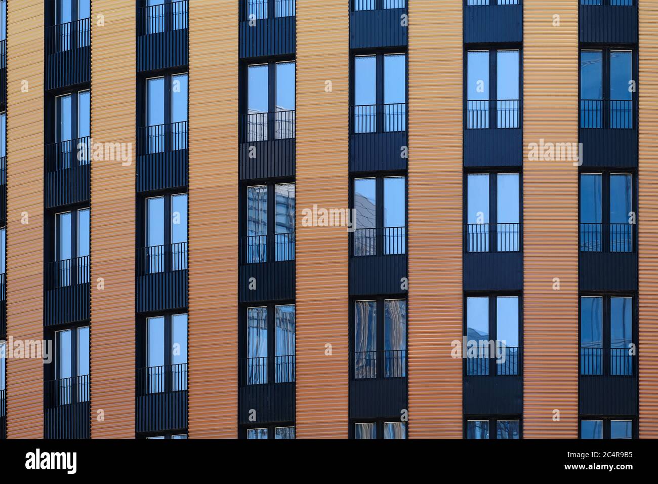 Blick auf die Fassade eines modernen Wohngebäudes Stockfoto