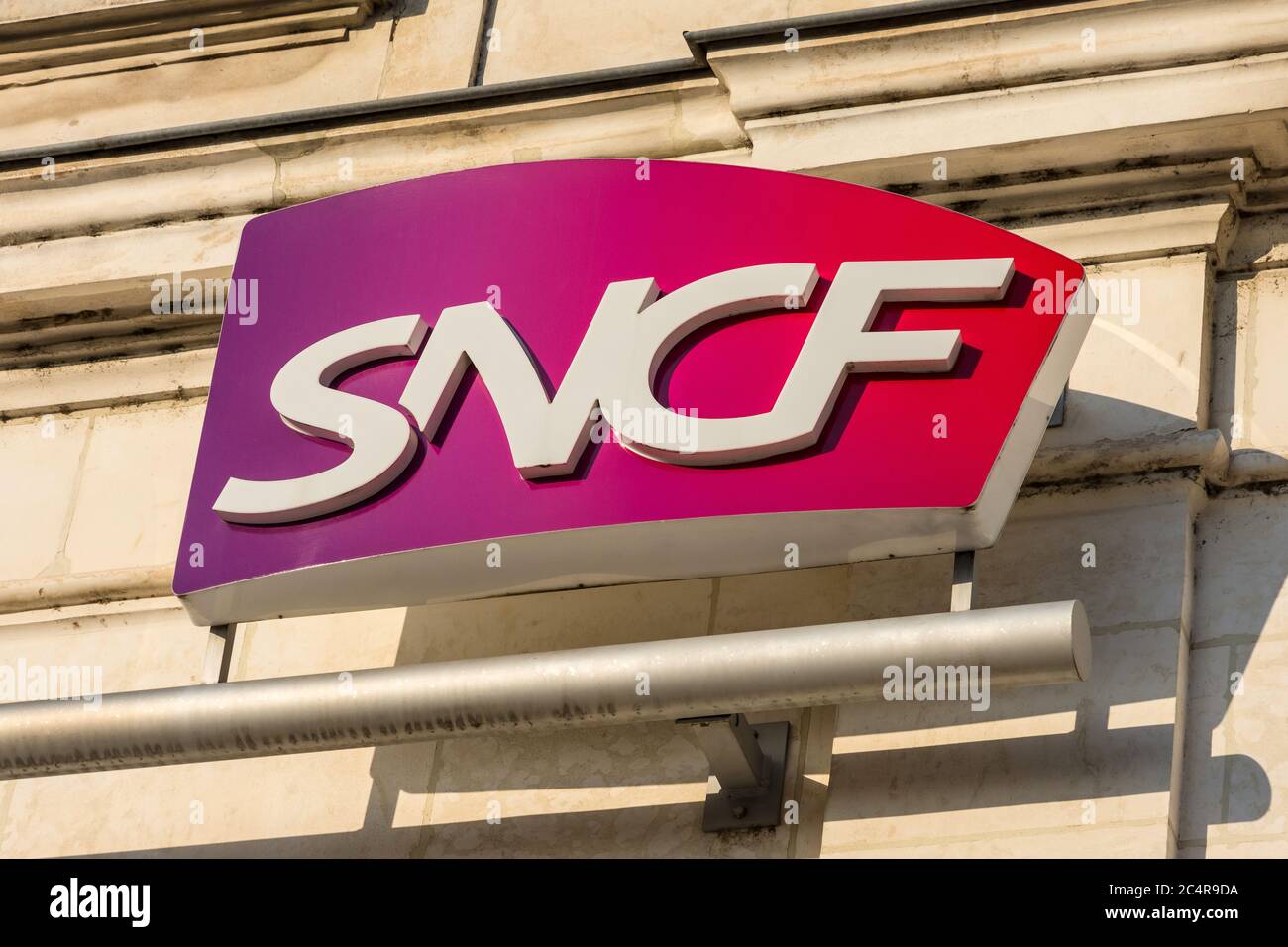 SNCF-Logo "Société nationale des chemins de fer français" am Bahnhof Chatellerault, Vienne (86), Frankreich. Stockfoto