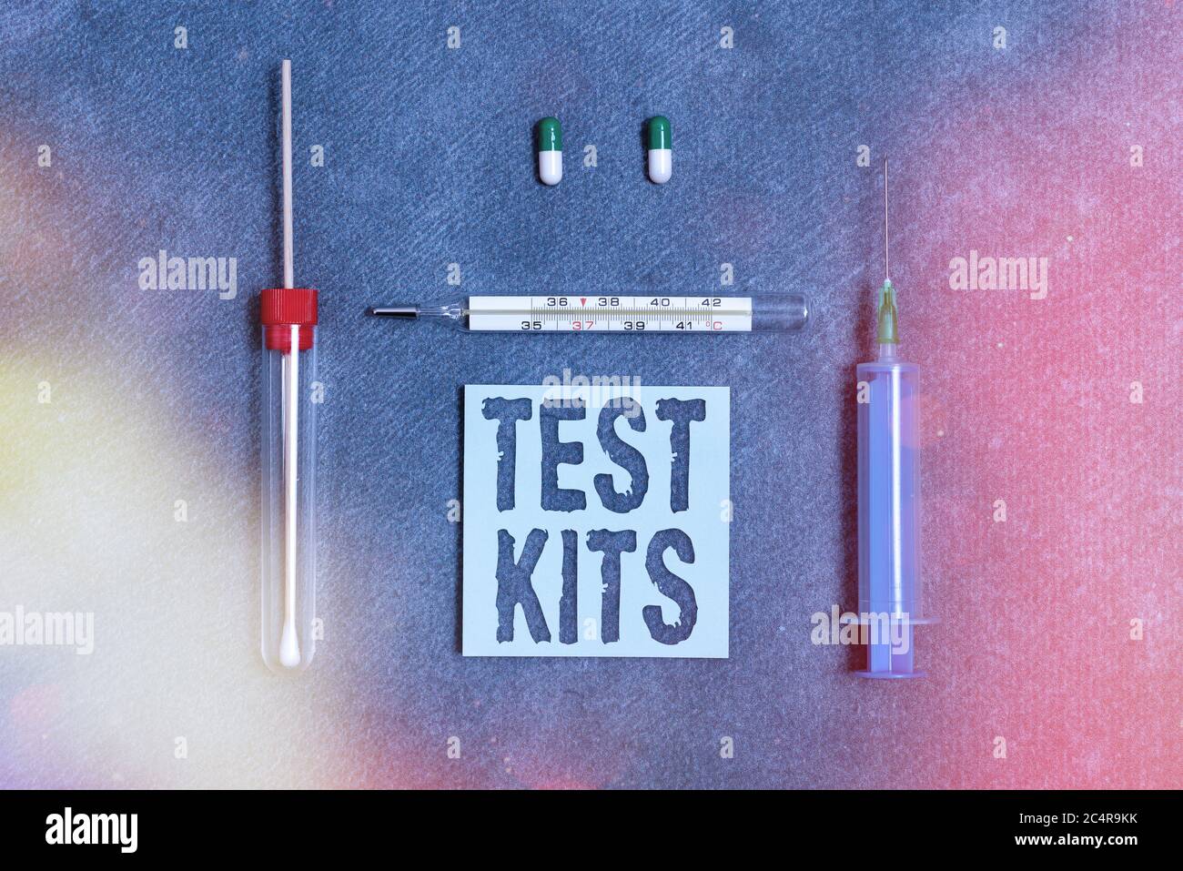 Testkits für die Handschrift von Texten. Konzeptionelle Foto-Tools verwendet, um die Anwesenheit von etwas im Körper zu erkennen Satz von medizinischen Geräten mit Notizblock Stockfoto