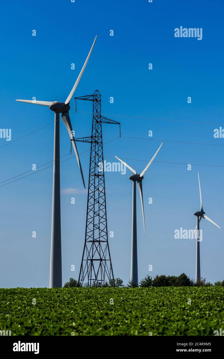 Windkraft-Stromerzeuger in der Vienne, Frankreich. Stockfoto