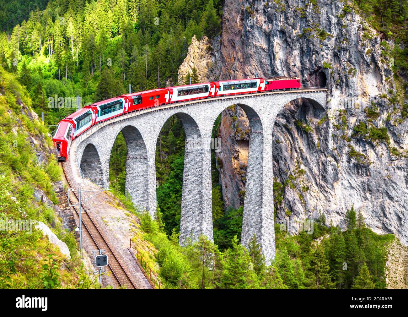Landwasser Viadukt in Filisur, Schweiz. Es ist Wahrzeichen der Schweizer Alpen. BERNINA Express Zug auf Eisenbahnbrücke in Bergen. Luftaufnahme von Stockfoto