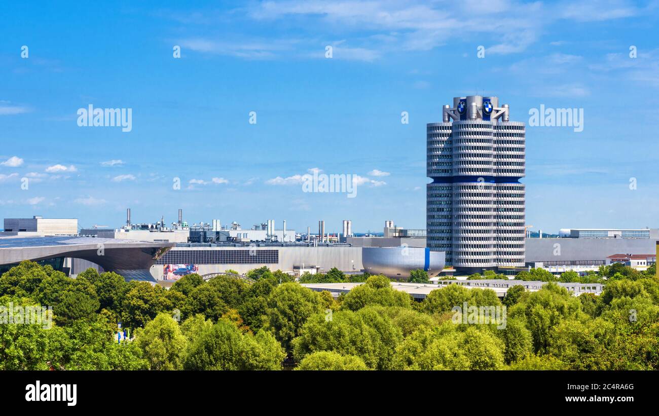 München, Deutschland - 2. Aug 2019: Panorama von München mit dem BMW Hauptsitz oder BMW Vierzylinder Gebäude in Bayern. Dieser berühmte Turm ist ein Wahrzeichen Stockfoto