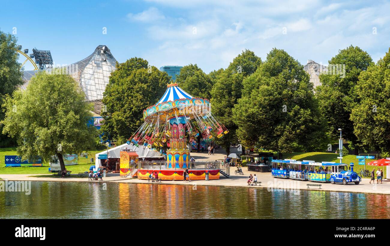 München, Deutschland - 2. Aug 2019: Olympiapark oder Olympiapark im Sommer. Es ist eine Touristenattraktion von München. Landschaftlich schöner Blick auf den Kindervergnügungsbereich. Panora Stockfoto