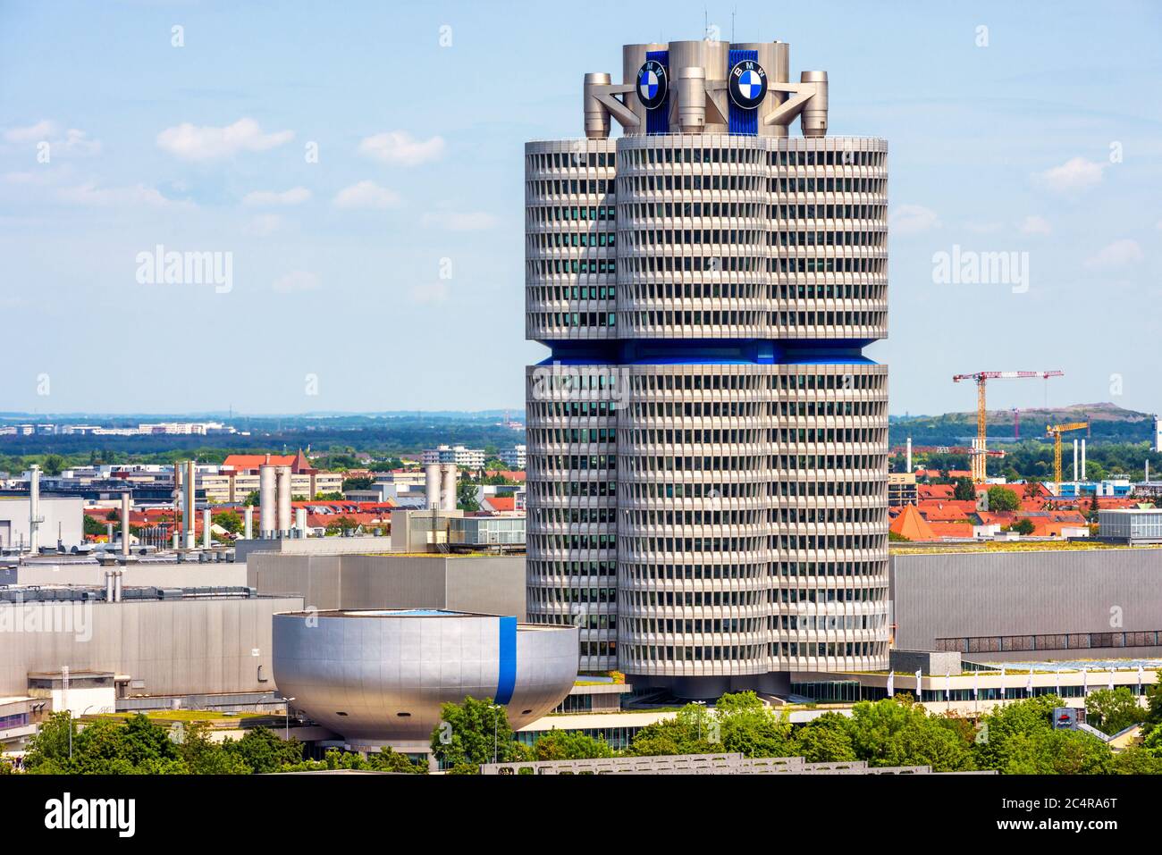 München, Deutschland - 2. Aug 2019: Das BMW Museum und die Weltzentrale oder BMW Vierzylinder Gebäude in München, Bayern. Es ist ein Wahrzeichen der Stadt. München Stockfoto