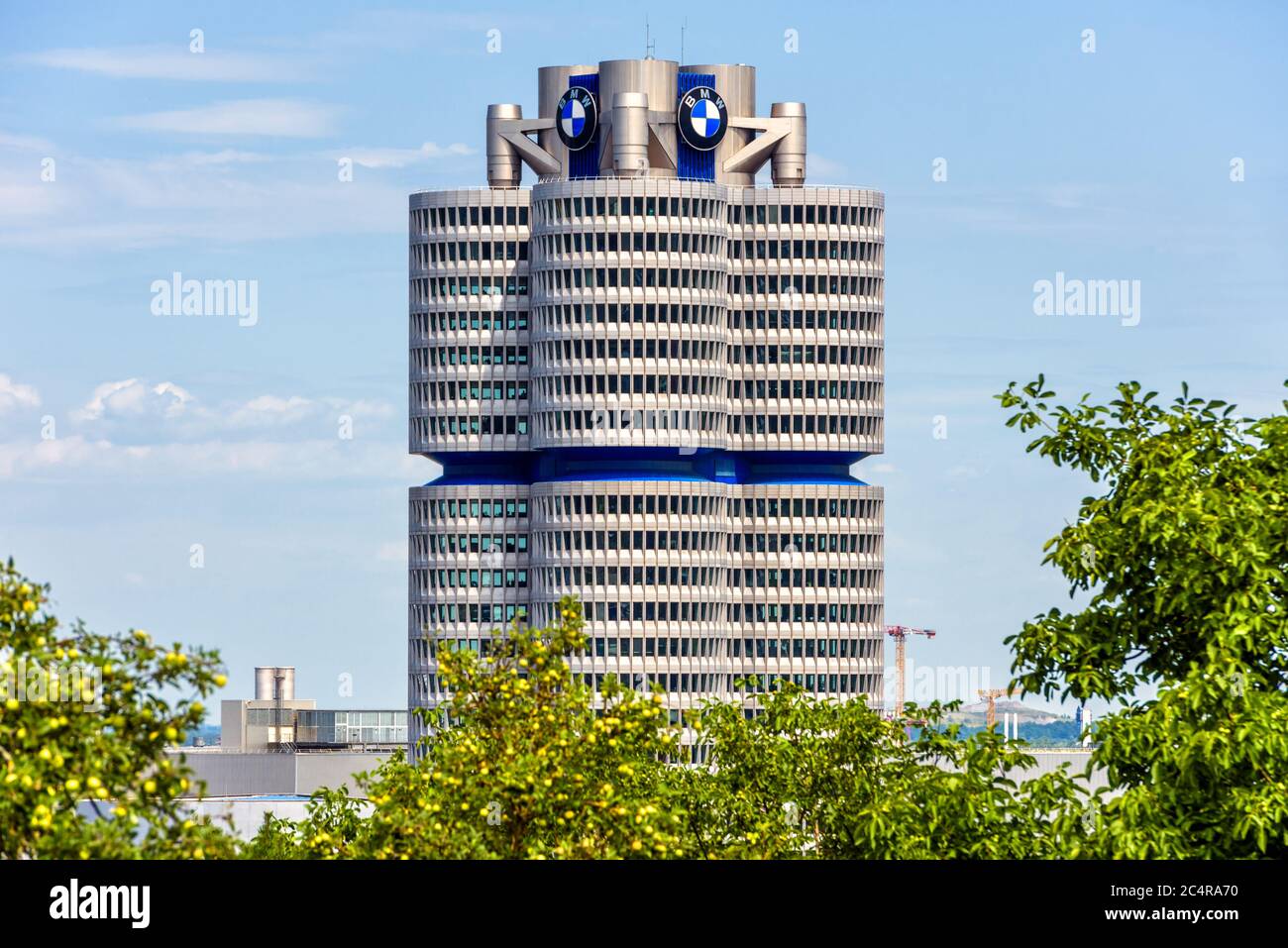 München, Deutschland - 2. Aug 2019: Die BMW-Weltzentrale oder BMW-Vierzylinder-Gebäude in München, Bayern. Es ist ein Wahrzeichen der Stadt. Landschaftlich schöne Aussicht auf m Stockfoto