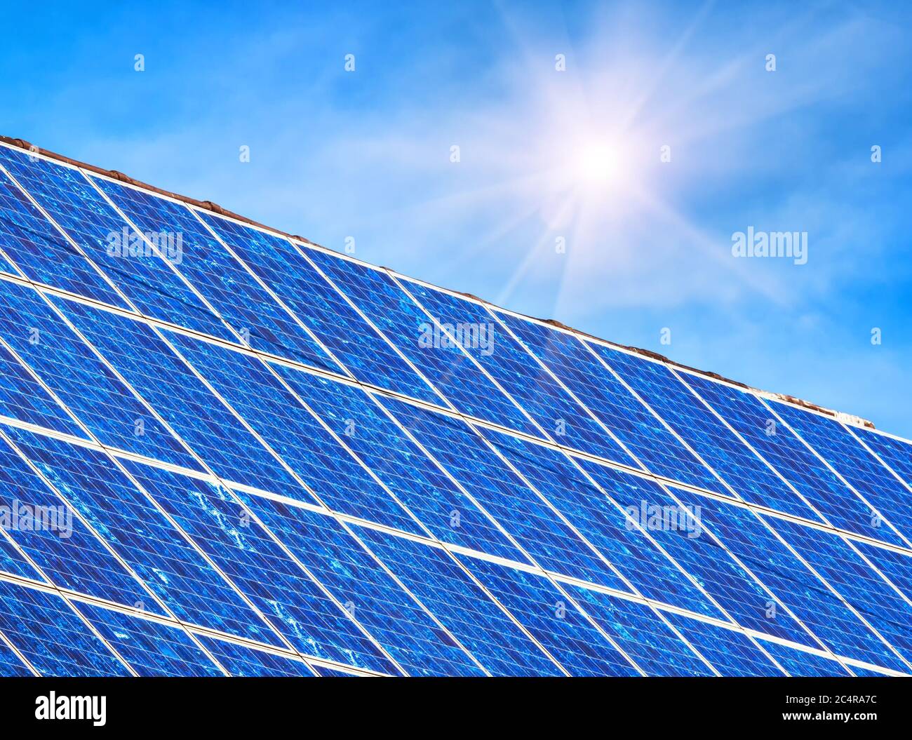 Solarpanel auf Wohnhausdach. Viele blaue Solarzellen auf dem Gebäudetisch für alternative Energie. Photovoltaik-Öko-Paneele für Strom aus c Stockfoto