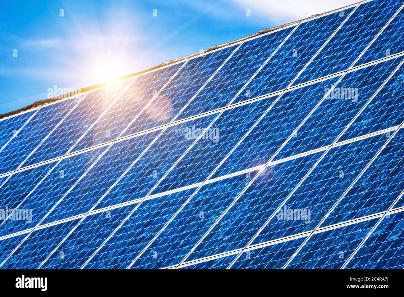 Solarpanel auf Wohnhausdach. Viele blaue Solarzellen auf dem Gebäudetisch für alternative Energie. Photovoltaik-Öko-Paneele für Strom aus s Stockfoto