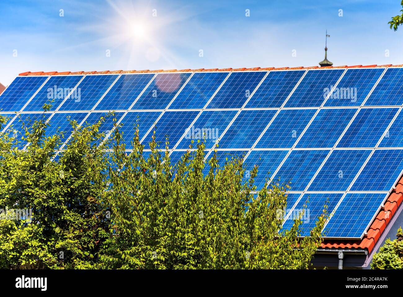 Solarpanel auf Wohnhausdach. Solaranlage auf Hausdach Nahaufnahme. Viele blaue Solarzellen auf dem Gebäudetisch für alternative Energie. Photovoltaik Stockfoto