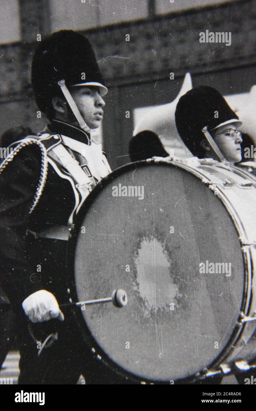 Feine 70er Jahre Vintage Schwarz-Weiß-Fotografie einer High School Band auf Parade in der Innenstadt von Chicago, Illinois. Stockfoto