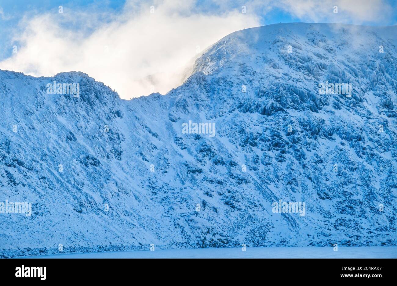 Strieding Edge und Helvellyn im Winterschnee über gefrorenem Red Tarn, English Lake District, Cumbria, England, UK Stockfoto
