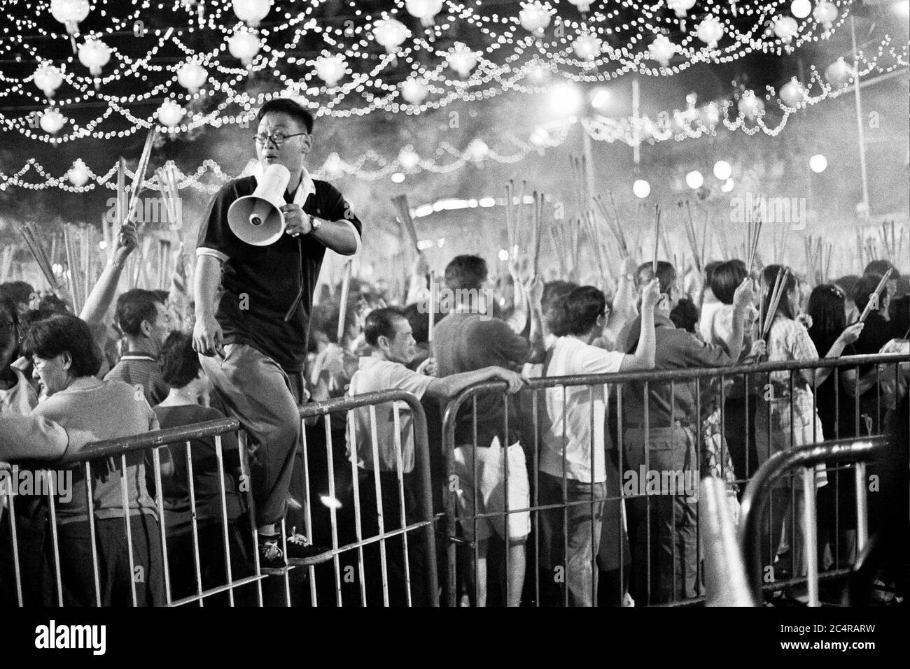 Als die Zeit in Richtung chinesisches Neujahr schleicht, strömen mehr und mehr Anhänger zum Kwan im Tong Hood Che Tempel in der Hoffnung, die ersten zu sein, die ihre Opfer an den Gott des Glücks senden. Stockfoto