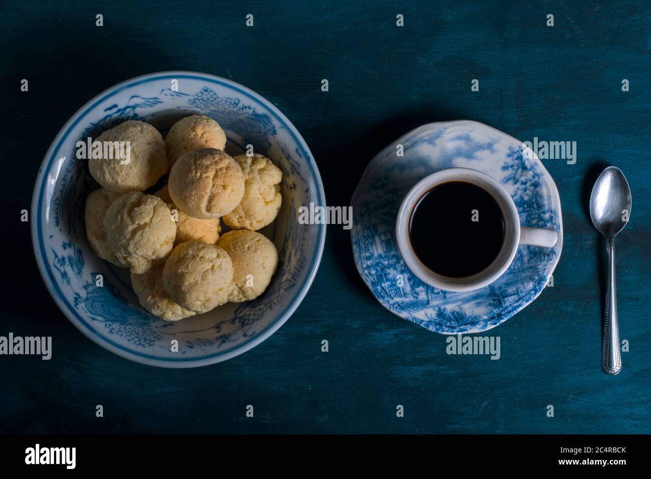 Eine Tasse Kaffee mit einem traditionellen paraguayischen Snack.Draufsicht. Stockfoto