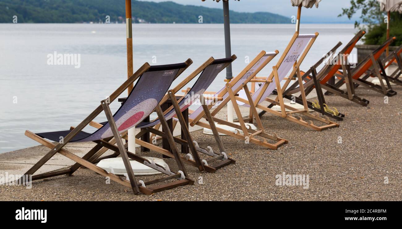 Liegestühle an der Uferpromenade eines Sees. Stockfoto