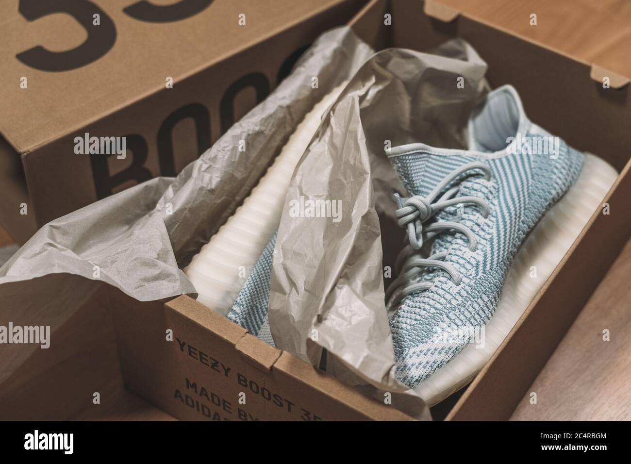 Moskau, Russland - Juni 2020 : Adidas Yeezy Boost 350 V2 Cloud White - berühmte Limited Collection Fashion Sneakers von Kanye West und Adidas Collaboration, trendige Sportschuhe. Stockfoto