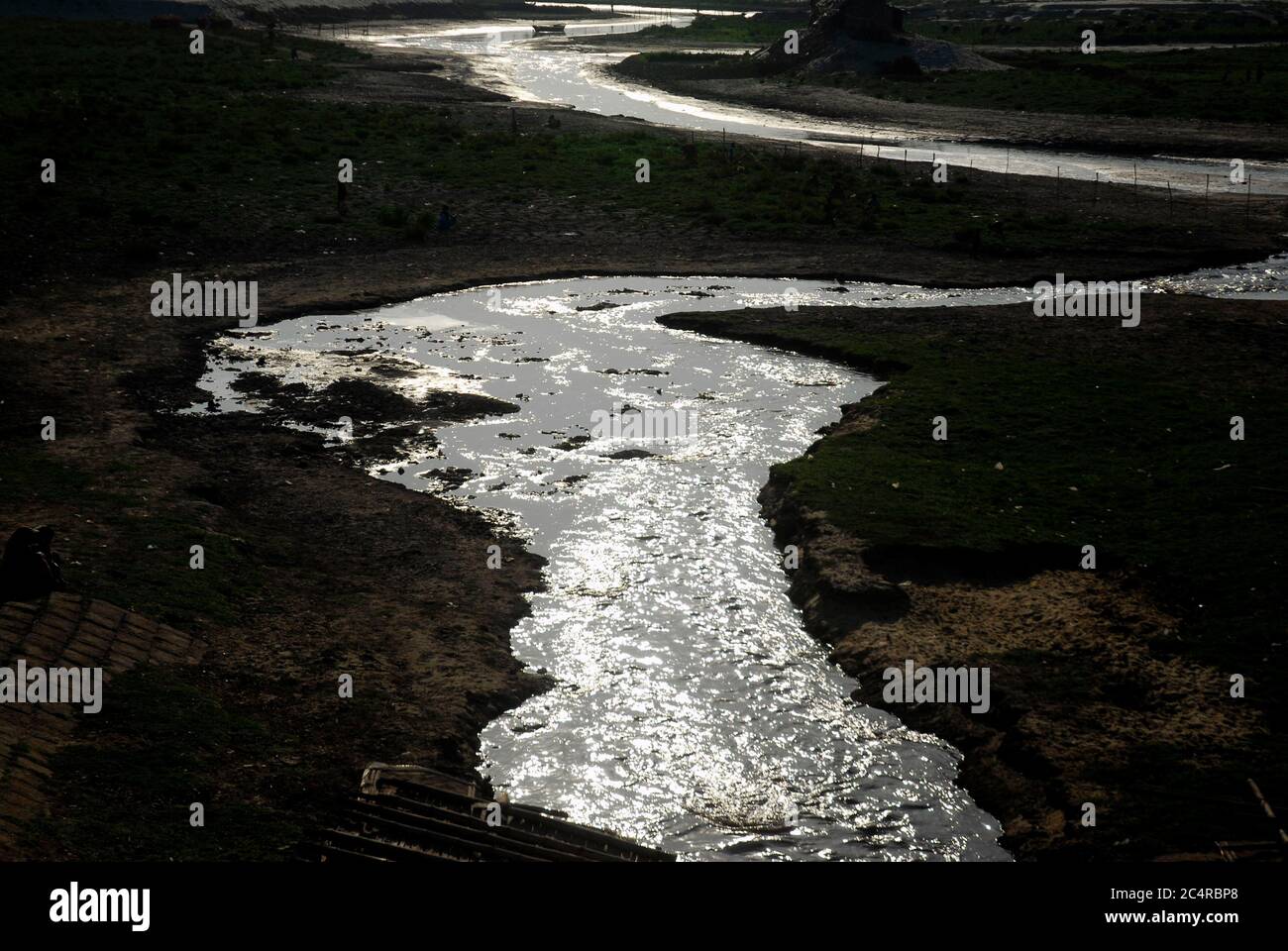 Abwasser aus Dhaka Stadt, die zum Fluss Buriganga entwässert trägt zu seinen Verschmutzungen. Am ‘Weltwassertag’, der am 22. März 2007 unter dem Motto ‘Umgang mit Wasserknappheit“ unter der Leitung der Ernährungs- und Landwirtschaftsorganisation der Vereinten Nationen beobachtet wurde, untersucht DrikNEWS einige Bilder des Flusses. Die internationale Befolgung des Weltwassertages ist eine Initiative, die aus der Konferenz der Vereinten Nationen über Umwelt und Entwicklung (UNCED) 1992 in Rio de Janeiro hervorging. UN-Water hat die Bewältigung von Wasserknappheit als Teil der strategischen Fragen und Prioritäten identifiziert Stockfoto