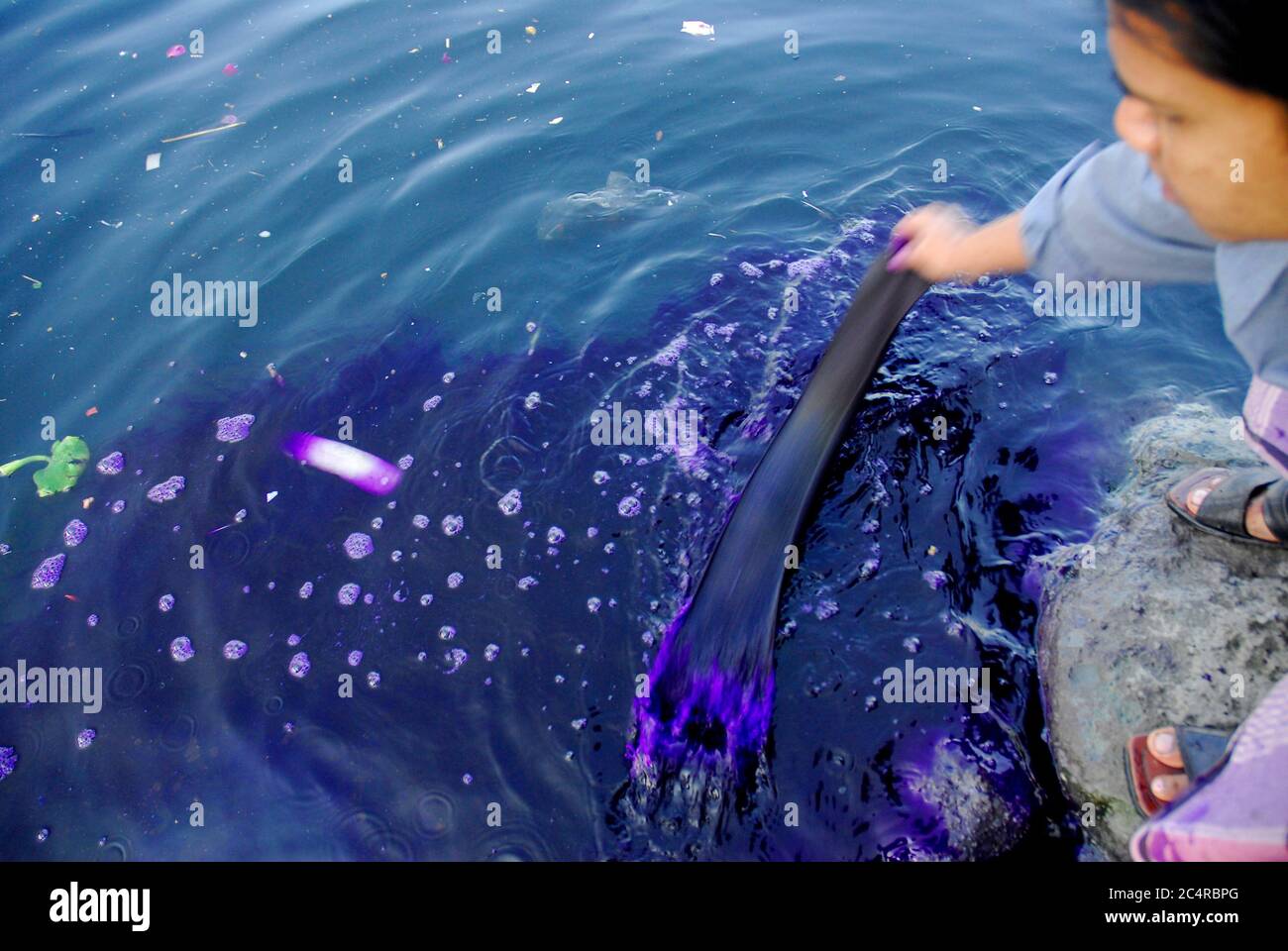 Abwasser aus Dhaka Stadt, die zum Fluss Buriganga entwässert trägt zu seinen Verschmutzungen. Am ‘Weltwassertag’, der am 22. März 2007 unter dem Motto ‘Umgang mit Wasserknappheit“ unter der Leitung der Ernährungs- und Landwirtschaftsorganisation der Vereinten Nationen beobachtet wurde, untersucht DrikNEWS einige Bilder des Flusses. Die internationale Befolgung des Weltwassertages ist eine Initiative, die aus der Konferenz der Vereinten Nationen über Umwelt und Entwicklung (UNCED) 1992 in Rio de Janeiro hervorging. UN-Water hat die Bewältigung von Wasserknappheit als Teil der strategischen Fragen und Prioritäten identifiziert Stockfoto