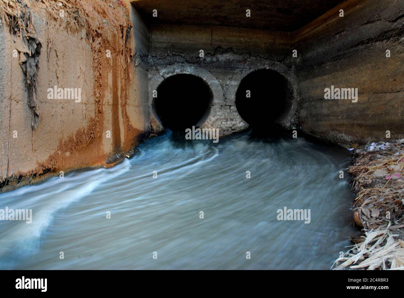 Abwasser aus Dhaka Stadt, die zum Fluss Buriganga entwässert trägt zu seinen Verschmutzungen. Am ‘Weltwassertag’, der am 22. März 2007 unter dem Motto ‘Umgang mit Wasserknappheit“ unter der Leitung der Ernährungs- und Landwirtschaftsorganisation der Vereinten Nationen beobachtet wurde, untersucht DrikNEWS einige Bilder des Flusses. Die internationale Befolgung des Weltwassertages ist eine Initiative, die aus der Konferenz der Vereinten Nationen über Umwelt und Entwicklung (UNCED) 1992 in Rio de Janeiro hervorging. UN-Water hat die Bewältigung von Wasserknappheit als Teil der strategischen Fragen und Prioritäten identifiziert Stockfoto