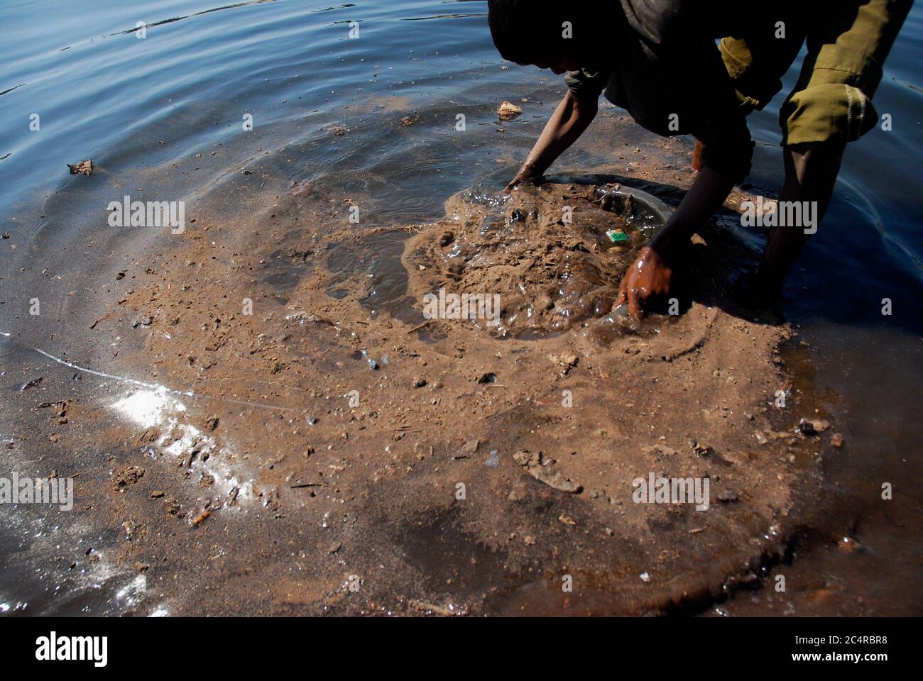 Abwasser aus Dhaka Stadt, die zum Fluss Buriganga entwässert trägt zu seinen Verschmutzungen. Am ‘Weltwassertag’, der am 22. März 2007 unter dem Motto ‘Umgang mit Wasserknappheit“ unter der Leitung der Ernährungs- und Landwirtschaftsorganisation der Vereinten Nationen beobachtet wurde, untersucht DrikNEWS einige Bilder des Flusses. Die internationale Befolgung des Weltwassertages ist eine Initiative, die aus der Konferenz der Vereinten Nationen über Umwelt und Entwicklung (UNCED) 1992 in Rio de Janeiro hervorging. UN-Water hat die Bewältigung von Wasserknappheit als Teil der strategischen Fragen und Prioritäten identifiziert Stockfoto
