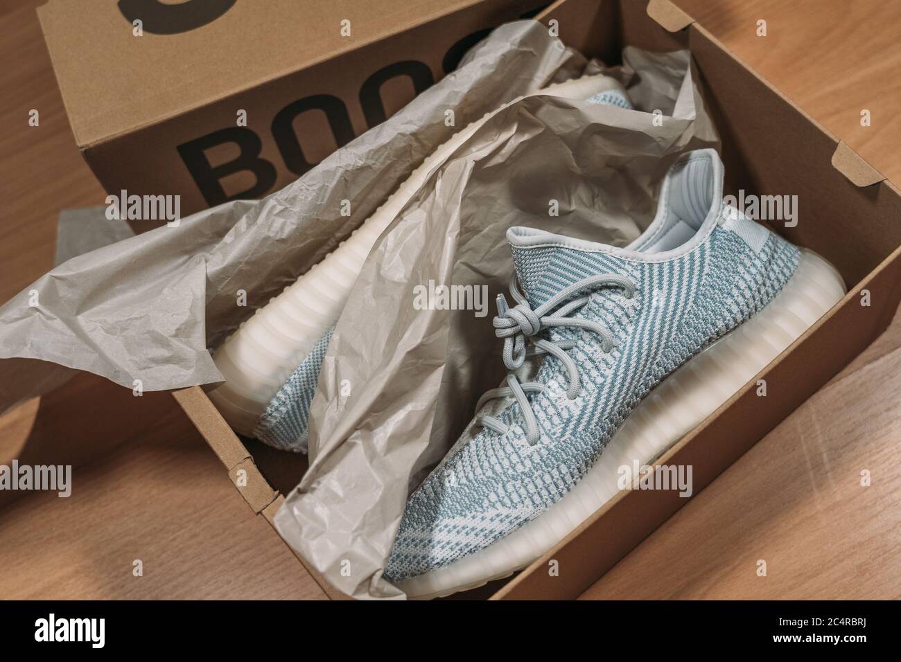 Moskau, Russland - Juni 2020 : Adidas Yeezy Boost 350 V2 Cloud White - berühmte Limited Collection Fashion Sneakers von Kanye West und Adidas Collaboration, trendige Sportschuhe. Stockfoto