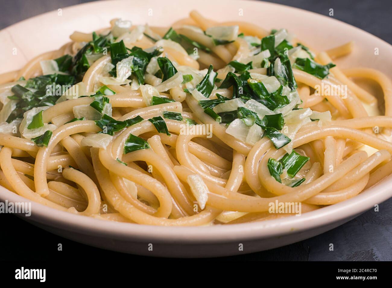 Pasta mit walisischen Zwiebeln und Sahne-Sauce. Köstliches Gericht. Stockfoto