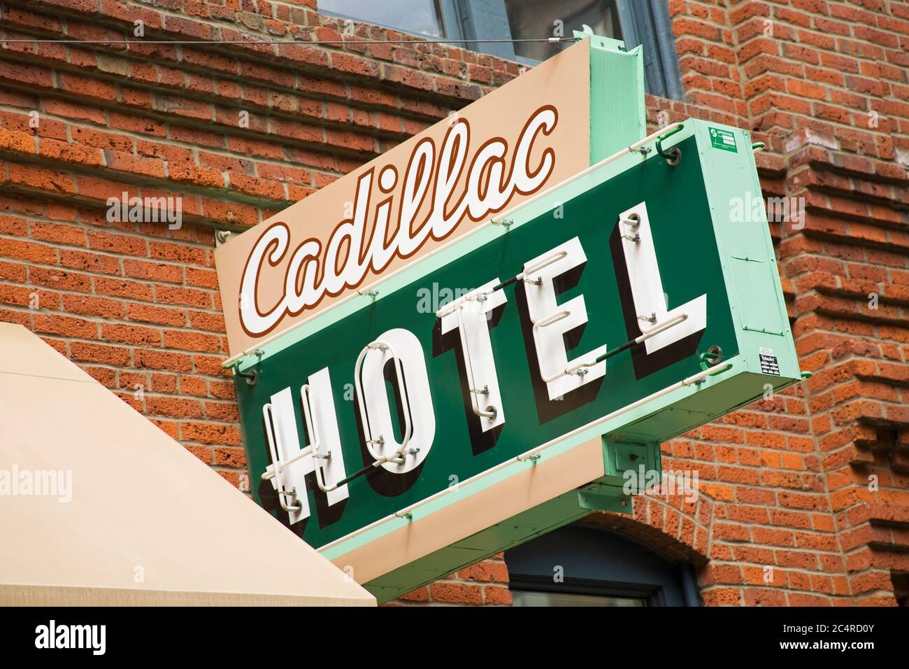 Cadillac Hotelschild in Klondike Gold Rush National Historic Park, Pioneer Square, Seattle, Washington State, USA Stockfoto
