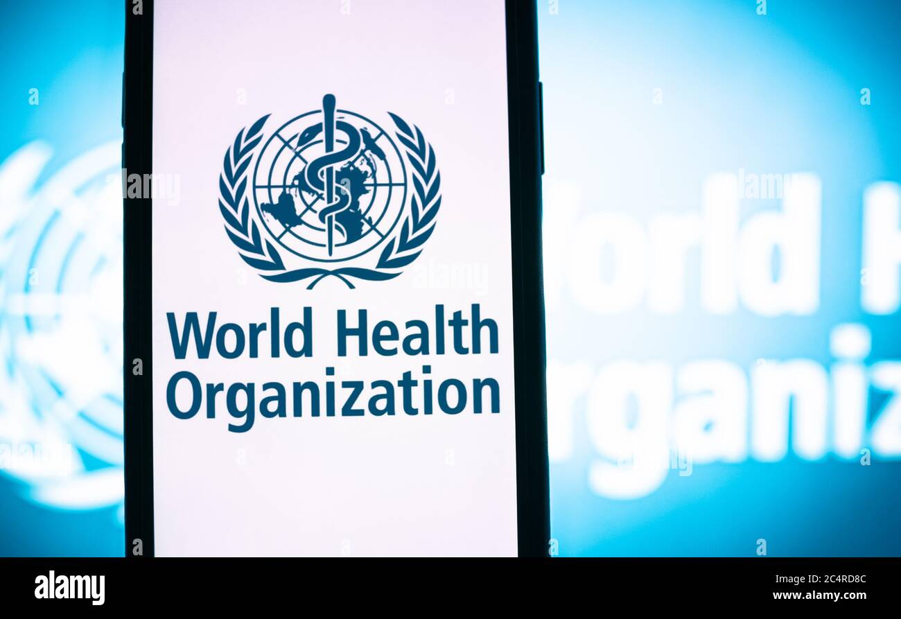 Logo der Weltgesundheitsorganisation auf dem Smartphone-Bildschirm in der Hand Stockfoto Logo der Weltgesundheitsorganisation auf dem Smartphone-Bildschirm in der Hand Stockfoto