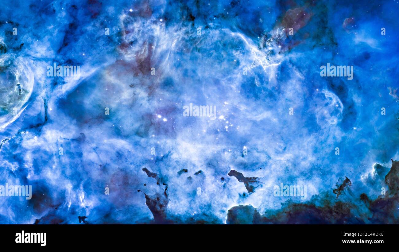 Nebel und Galaxien im Universum. Abstrakter Raum Hintergrund. Panorama-Foto des tiefen Kosmos. Magischer blauer Nebel im Weltraum für Tapeten. Elemen Stockfoto