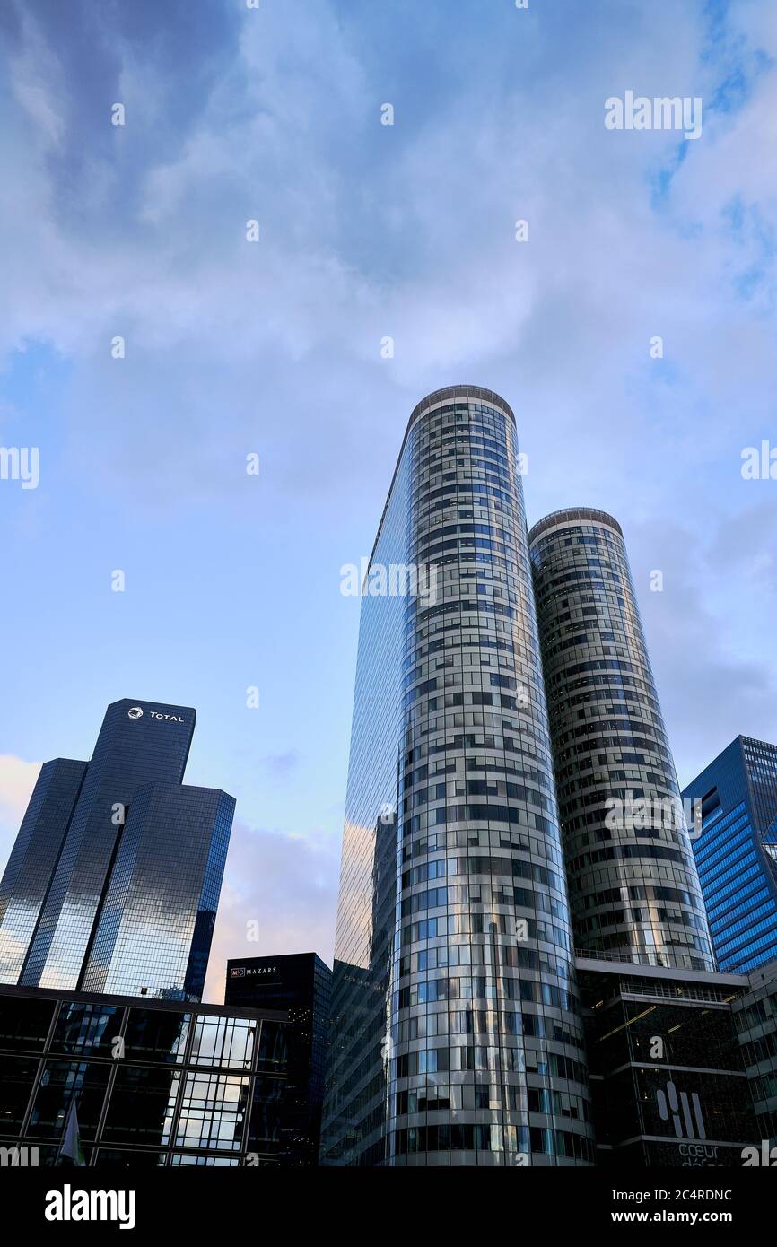 Die Verteidigungsgebäude Total, Areva, Mazars und Coeur im Geschäftsviertel La Defense, Paris, Frankreich Stockfoto