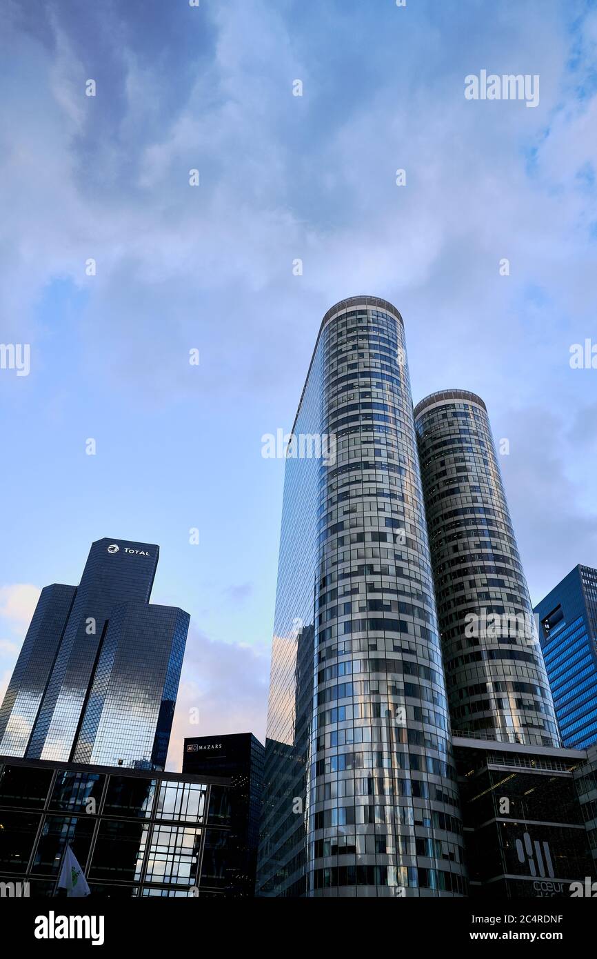 Die Verteidigungsgebäude Total, Areva, Mazars und Coeur im Geschäftsviertel La Defense, Paris, Frankreich Stockfoto