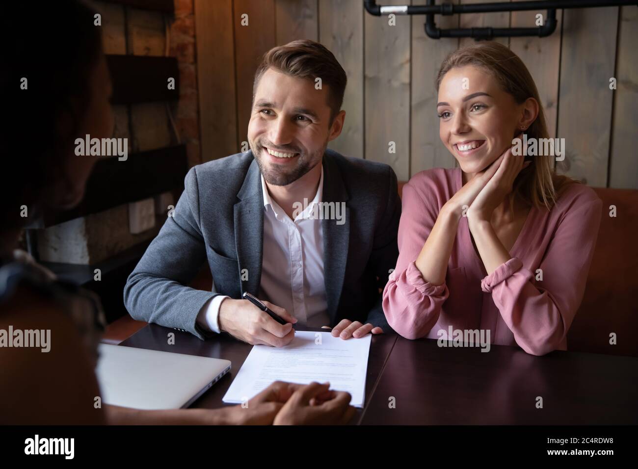 Kunden neue Hausbesitzer genießen Moment der Vertragsunterzeichnung Abschluss Verhandlungen Stockfoto