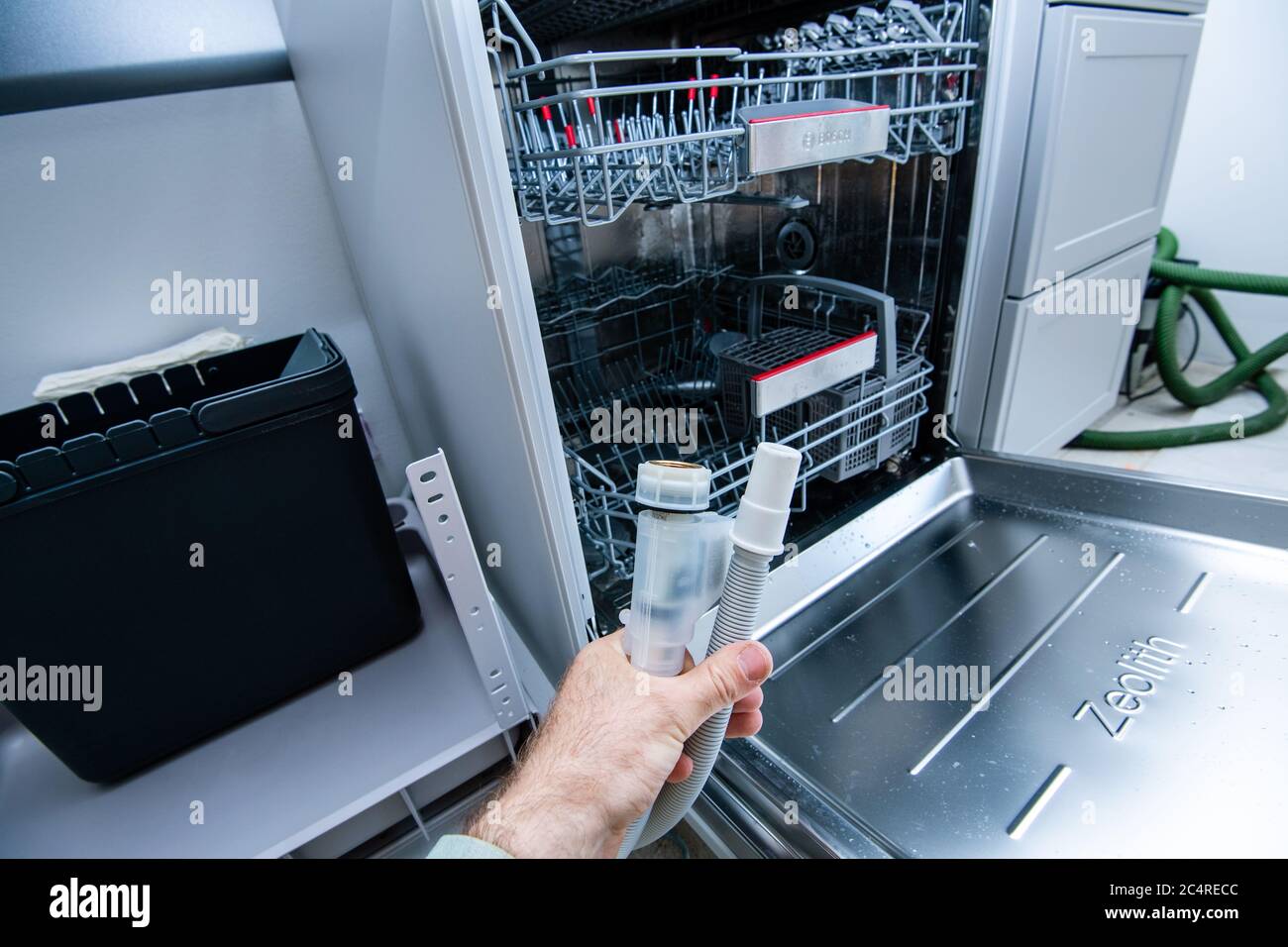 Paris, Frankreich - 8. Juni 2020: Installateur-Handhalterohre aus der Spülmaschine mit Zeolith-System - Made in Germany Bosch Serie 8 System Stockfoto