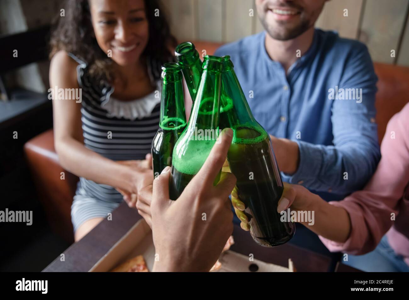 Gruppe von multirassischen besten Freunden klirrenden Glasflaschen Bier Stockfoto