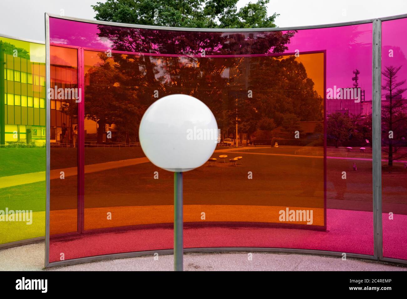 Die farbenfrohe Installation moderner Kunst direkt vor dem Museum für zeitgenössische Kunst des 21. Jahrhunderts in Kanazawa, Japan. Stockfoto