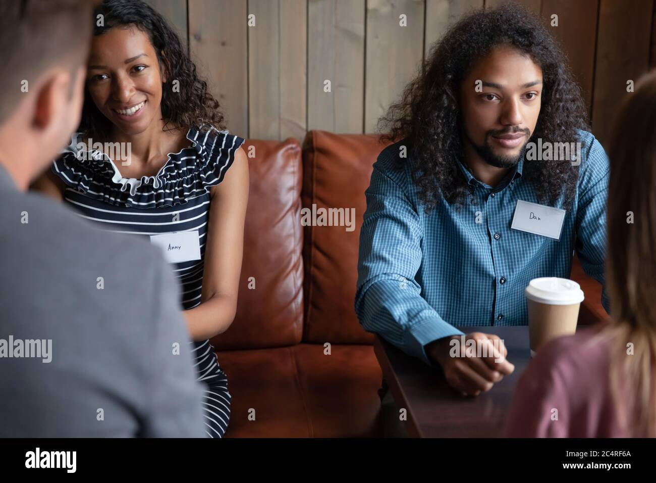 Zwei multiethnische Paare, die an Speed Dating Treffen teilnehmen Stockfoto