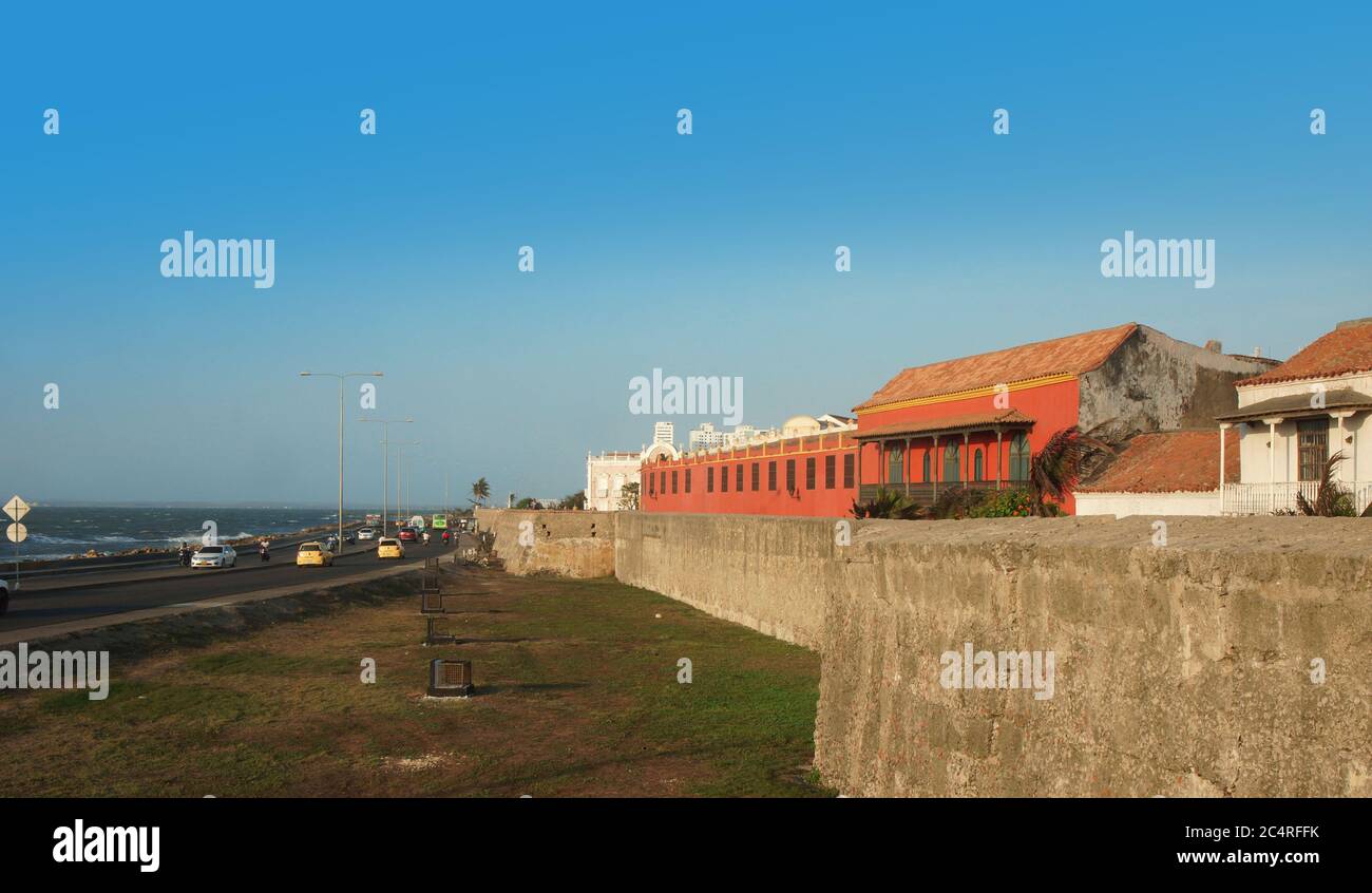 Cartagena de Indias, Bolivar / Kolumbien - 8. April 2016: Blick auf die ummauerte Stadt mit Blick auf das Karibische Meer. Cartagenas koloniale ummauerte Stadt und fortre Stockfoto
