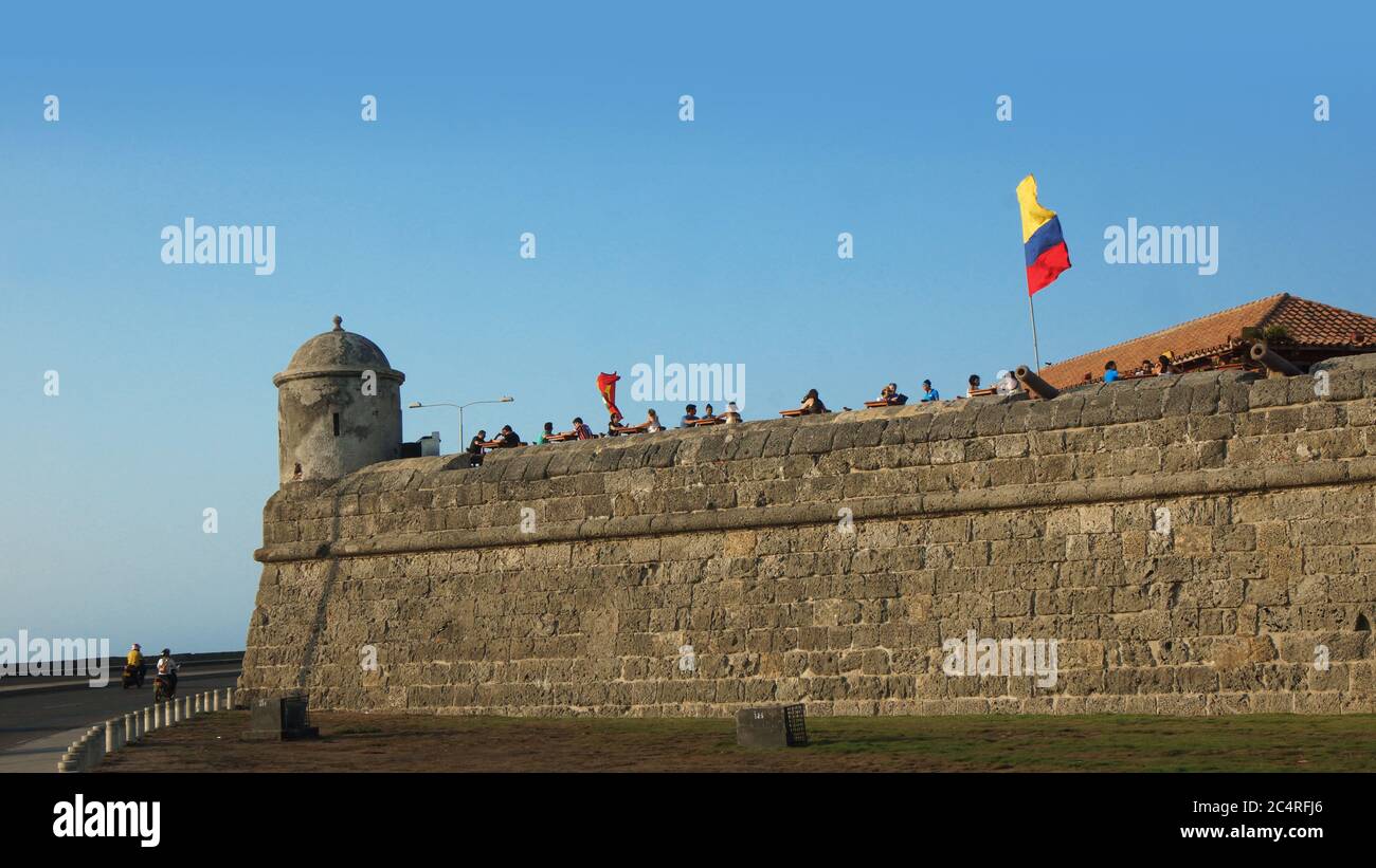 Cartagena de Indias, Bolivar / Kolumbien - April 11 2016: Touristen besuchen die ummauerte Stadt. Cartagenas koloniale ummauerte Stadt und Festung waren designa Stockfoto