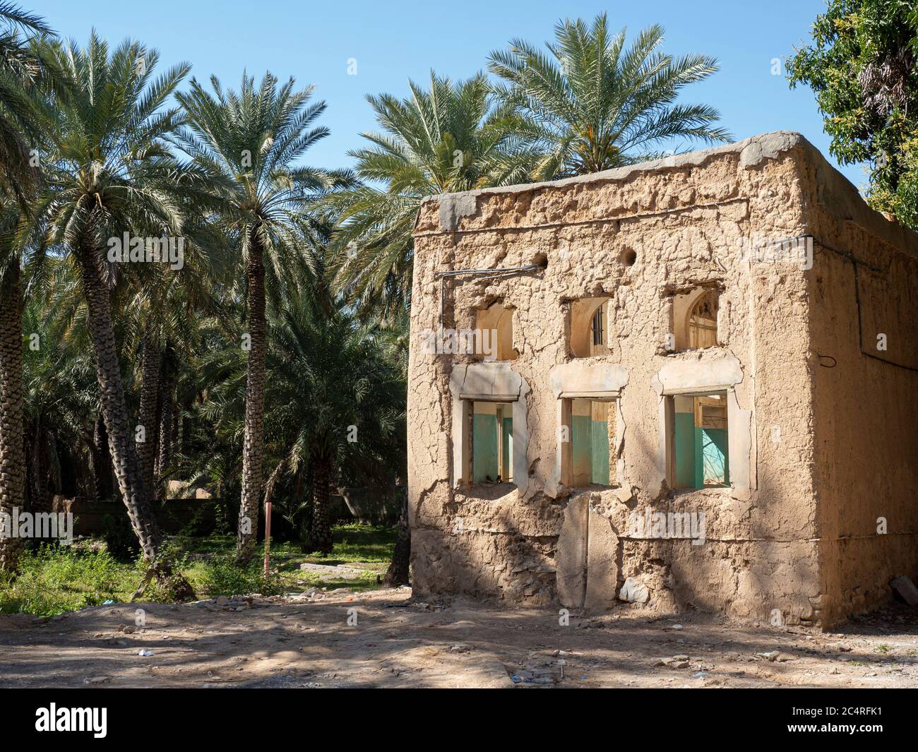 Außenansicht eines meist verlassenen Lehmbauhauses in Bait Al Safah, Al Hamra, Sultanat von Oman. Stockfoto