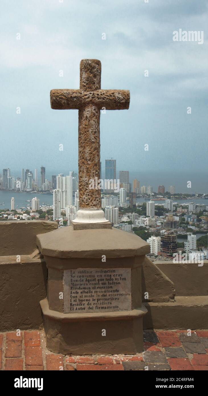 Cartagena de Indias, Bolivar / Kolumbien - 8. April 2016: Steinkreuz im Kloster La Popa mit der Stadt Cartagena im Hintergrund Stockfoto
