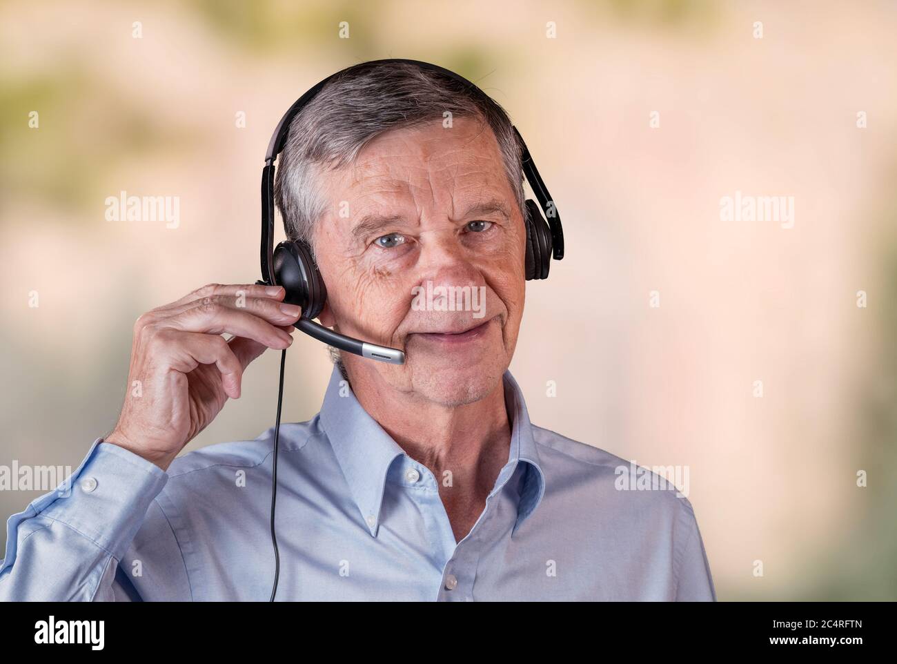 Leitender Kaukasusmann, der von zu Hause aus mit Kunden oder dem Team in der Arbeit spricht. Stockfoto