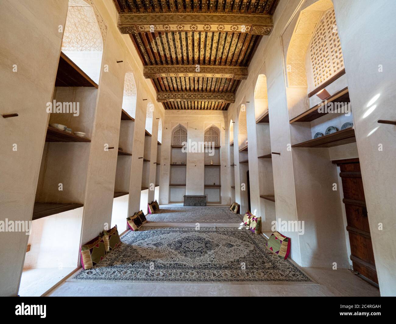 Innenansicht des Schlosses von Jabreen, einer Festung aus dem 17. Jahrhundert in der Nähe von Bahla, Sultanat von Oman. Stockfoto
