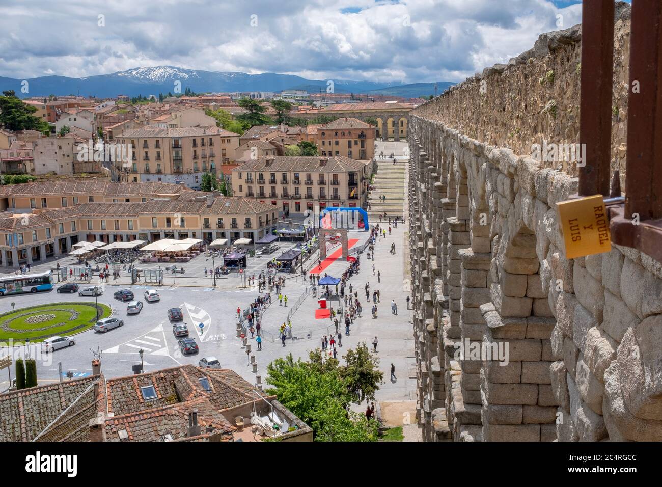 Segovia, Spanien - 26. Mai 2018: Gesamtansicht des großen römischen Aquädukts, mit einigen Menschen im Vordergrund Stockfoto