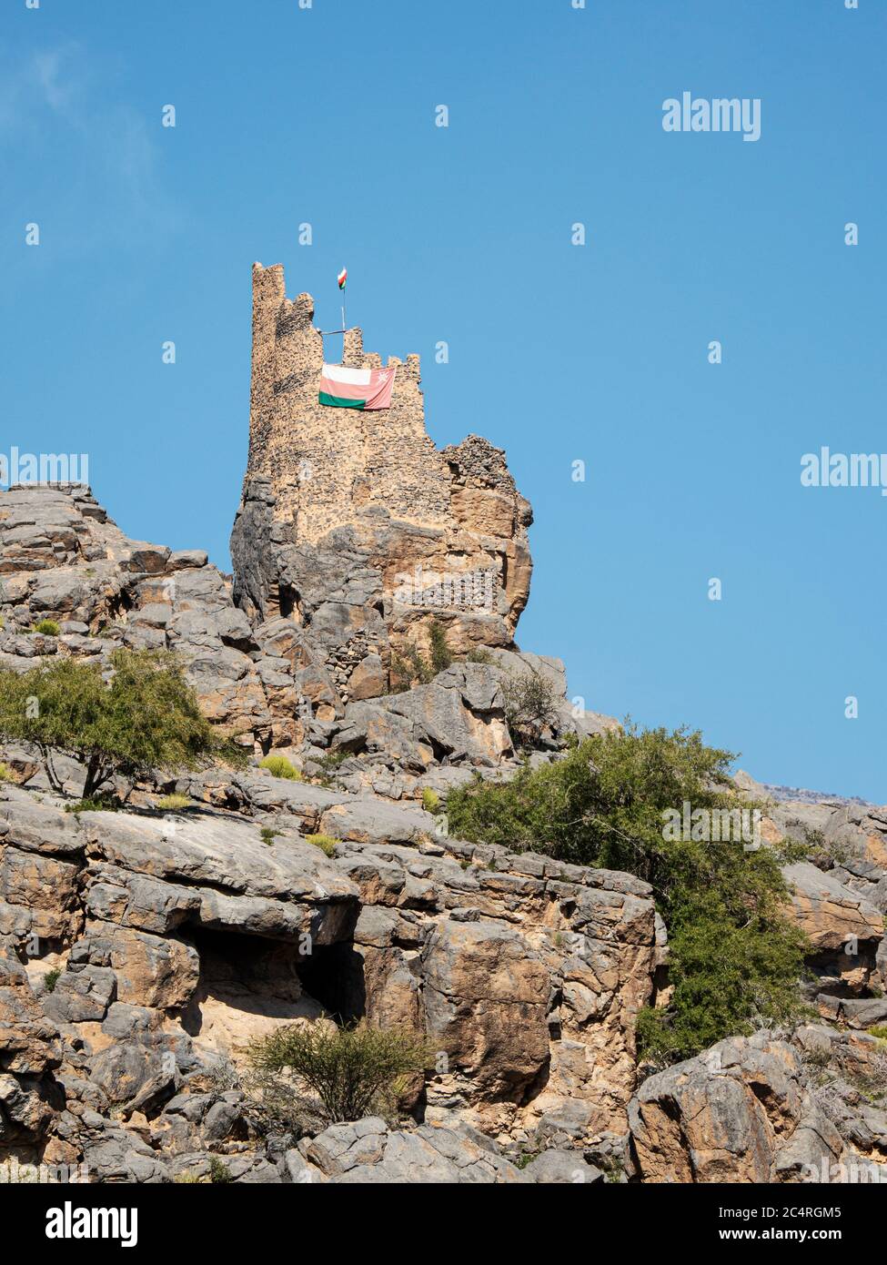 Wachturm mit Blick auf das alte Dorf Al Misfah, Sultanat von Oman. Stockfoto