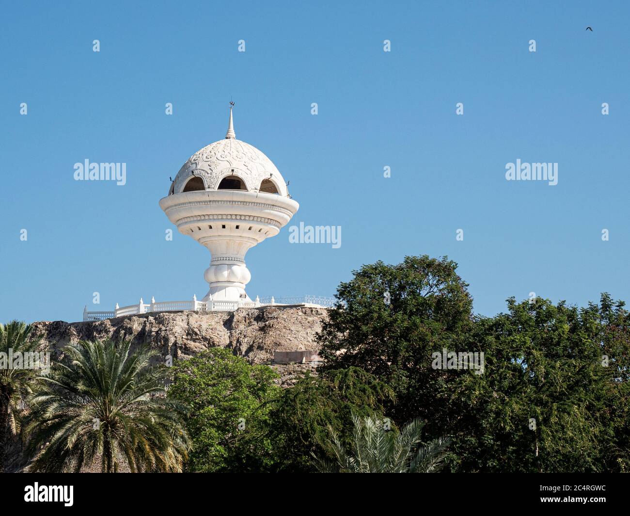 Skulptur, die wie ein riesiger Räuchergefäß entlang der corniche in Muttrah, Maskat, Sultanat von Oman aussieht. Stockfoto